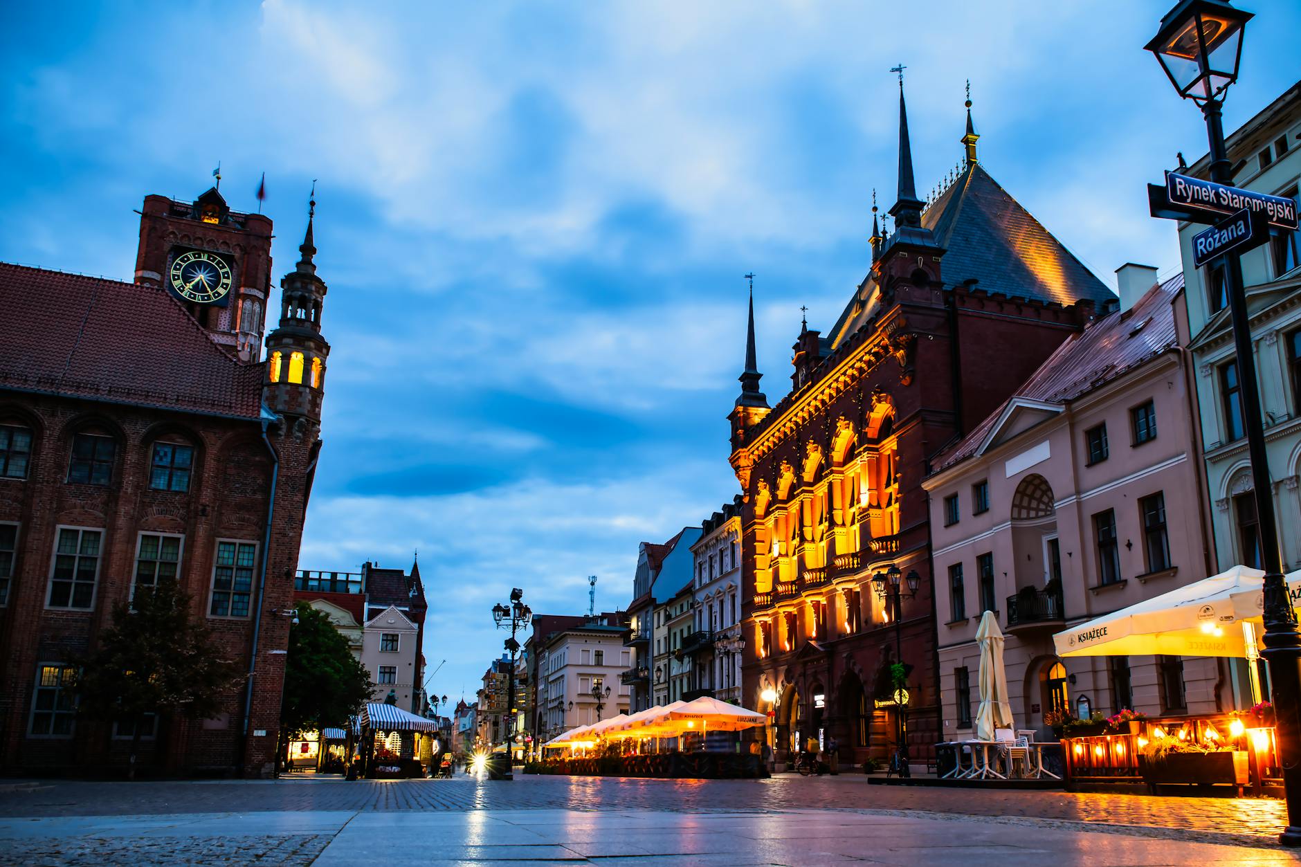 Widok na centrum Głowna z widocznym fragmentem rynku i ratusza.