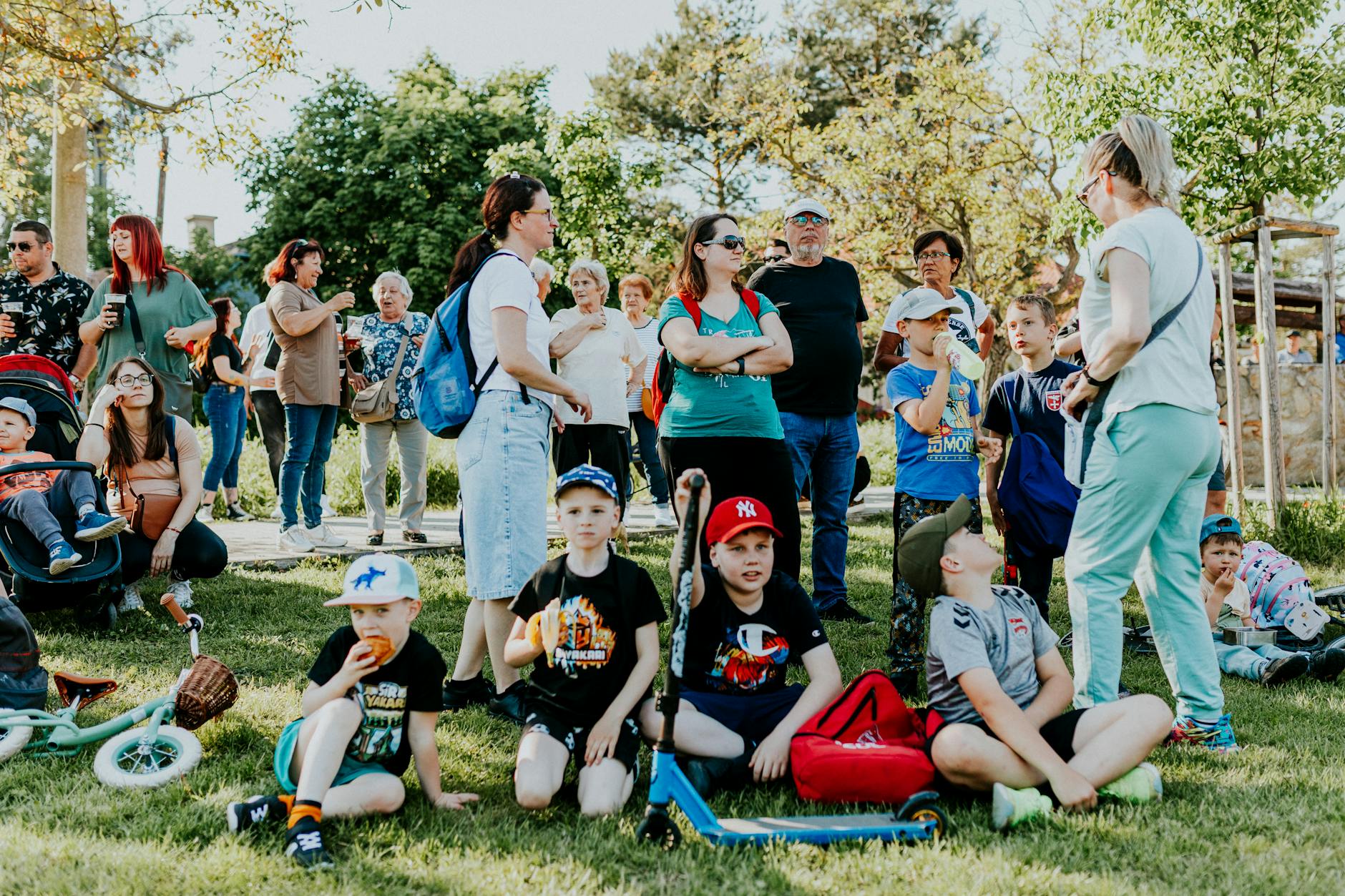 Mieszkańcy Głowna biorący udział w akcji sprzątania terenów zielonych z okazji Dnia Ziemi.