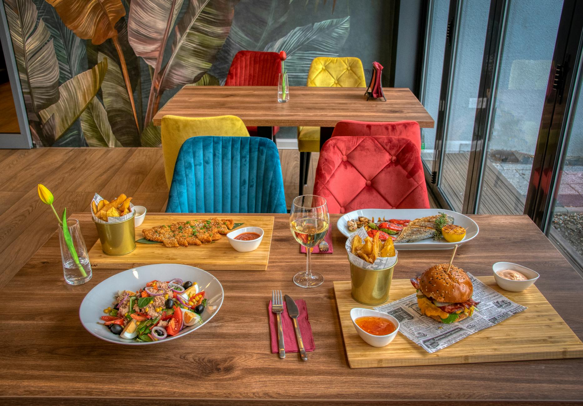 Widok na urokliwą uliczkę Głowna z kilkoma restauracyjnymi ogródkami w tle.